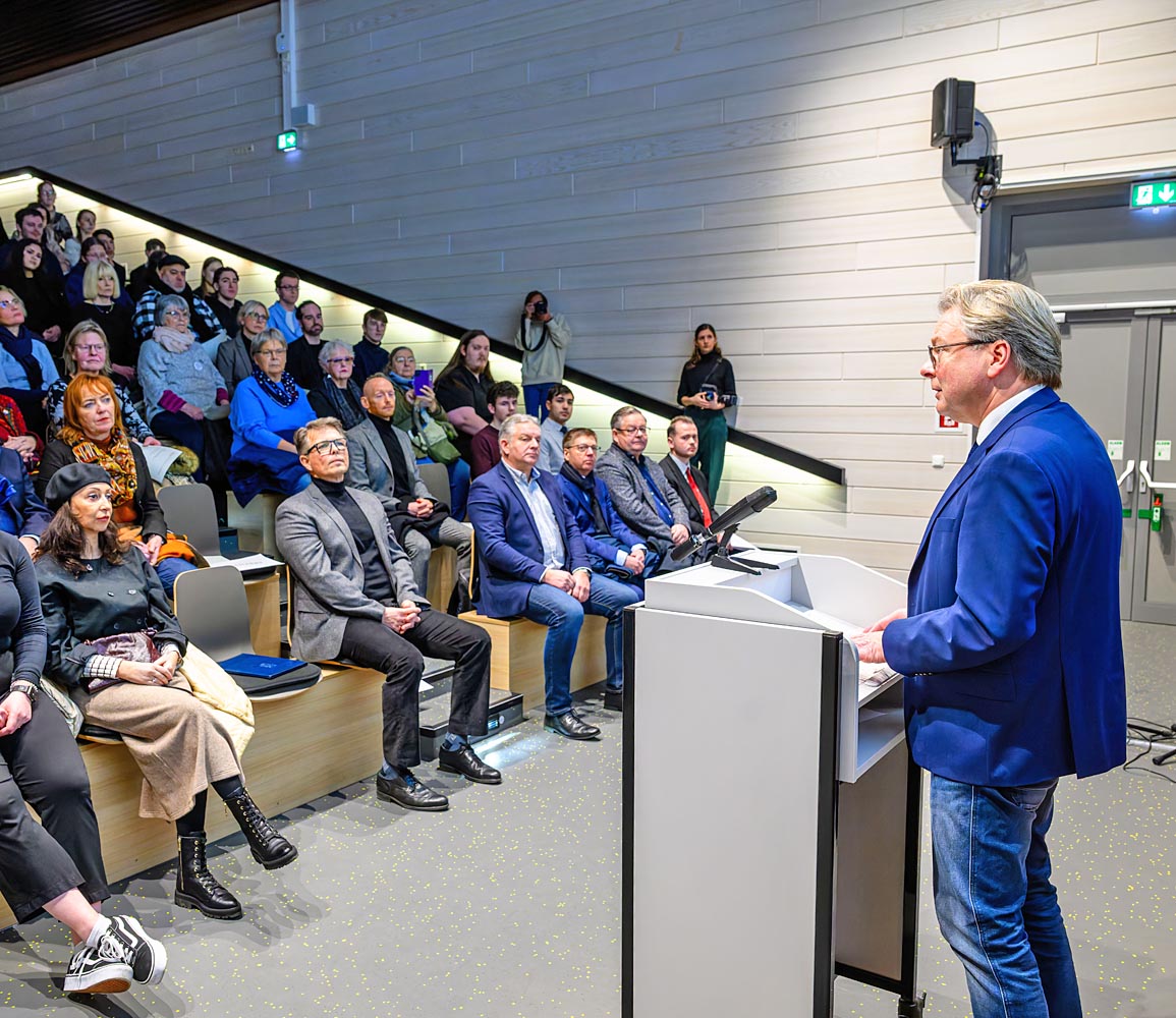 Oberbürgermeister Thorsten Berg bei seiner Ansprache zum Gedenktag im Hans-Sachs-Berufskolleg. (Foto: Stadt Oberhausen/Tom Thöne)