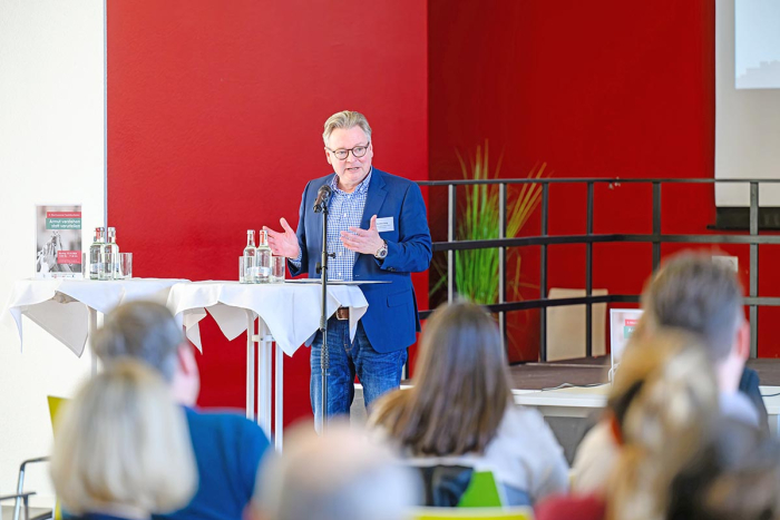 Oberbürgermeister Thorsten Berg betonte in seinem Grußwort die Bedeutung eines respektvollen und vorurteilsfreien Umgangs mit Menschen in belasteten Lebenslagen. (Foto: Stadt Oberhausen/Tom Thöne)