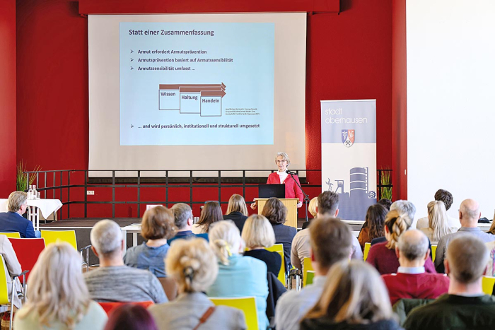 Die renommierte Armutsforscherin Gerda Holz führte mit einem Fachvortrag in das Thema der dritten Sozialkonferenz ein. (Stadt Oberhausen/Tom Thöne)