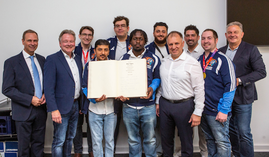 Blue Tigers Oberhausen tragen sich in das Goldene Buch der Stadt ein. (Stadt Oberhausen/Carsten Walden)
