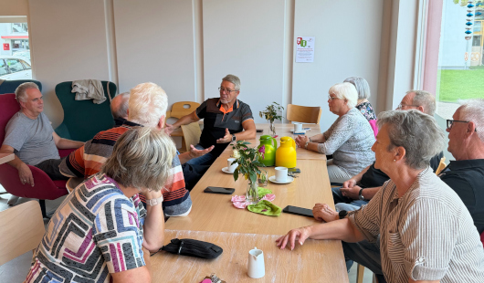 Helmut Brodrick im Gespräch mit Seniorinnen und Senioren im Quartiersbüro Sterkrade-Nord im Julius-Brecht-Anger. (Foto: Stadt Oberhausen)