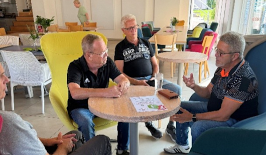 Helmut Brodrick im Gespräch mit Seniorinnen und Senioren im Quartiersbüro Sterkrade-Nord im Julius-Brecht-Anger. (Foto: Stadt Oberhausen)