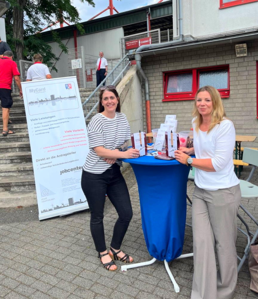 Denise Lütscher-Ellwitz und Tanja Bügener vom städtischen BuT-Team am Stand vor dem Stadion Niederrhein (Foto: Stadt Oberhausen)