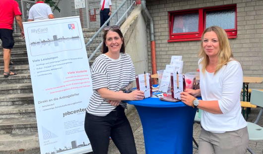 (Quelle: Stadt Oberhausen): v.l. Denise Lütscher-Ellwitz und Tanja Bügener vom städtischen BuT-Team am Stand vor dem Stadion Niederrhein