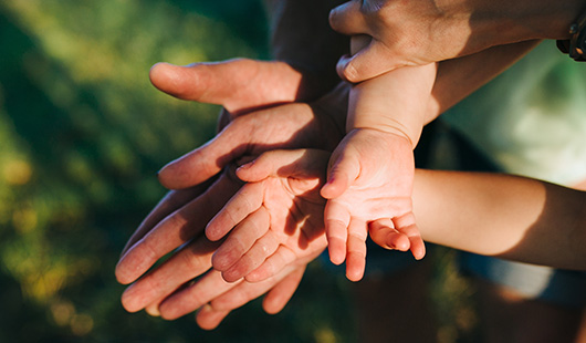 Hände von Kindern und Erwachsenen (Foto: bristekjegor auf magnific)
