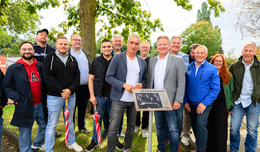 Oberbürgermeister Thorsten Berg präsentierte zusammen mit Markus Uhlig, Vorstandsvorsitzender von Rot-Weiß Oberhausen, die historische Wander- und Bilderroute sowie das Graffito am Stadion Niederrhein. (Stadt Oberhausen/Tom Thöne)