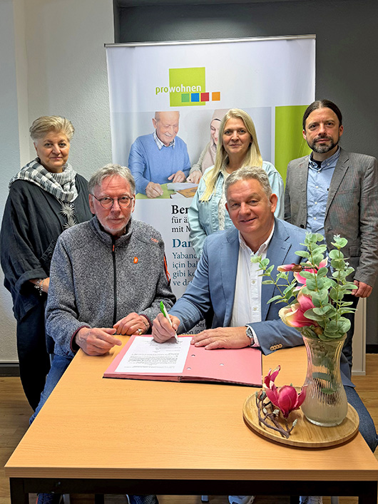 v.l.: Nese Özcelik (Bereich Chancengleichheit), Jürgen Schnug (pro wohnen), Zahide Derin (pro wohnen), Beigeordneter Jürgen Schmidt, Jeldrik Stein (Kommunales Integrationszentrum). (Foto: Stadt Oberhausen/Sümeyra Bulut)