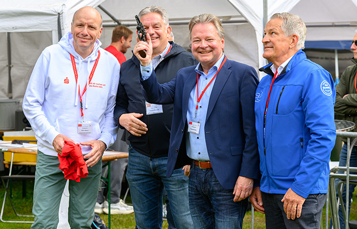 (v.l.n.r.): Oliver Mebus, Geschäftsführer der Sparkasse Oberhausen, Sportdezernent Jürgen Schmidt, Oberbürgermeister Thorsten Berg und Manfred Gregorius, Präsident des Staddtsportbundes. Foto: Stadt Oberhausen/Tom Thöne