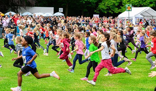 : Startschuss für den 53. Sparkassen-Schulwaldlauf der Mädchen des Jahrgangs 2019 und jünger. (Foto: Stadt Oberhausen/Tom Thöne)