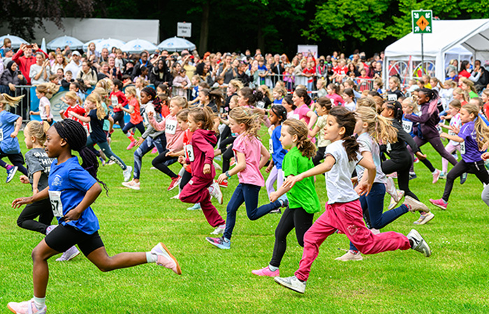 Startschuss für den 53. Sparkassen-Schulwaldlauf der Mädchen des Jahrgangs 2019 und jünger. Foto: Stadt Oberhausen/Tom Thöne