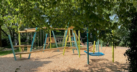 Das neue große Spielgerät mit Schaukelbrett auf dem Spielplatz an der Giesbertstraße (Foto: Stadt Oberhausen)