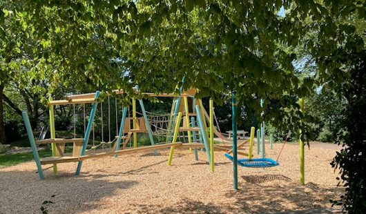 Das neue große Spielgerät mit Schaukelbrett auf dem Spielplatz an der Giesbertstraße (Foto: Stadt Oberhausen)
