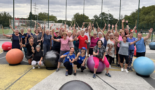 Teilnehmende des Kurses Drums Alive® bei Sport im Park (Foto: Stadtsportbund Oberhausen e. V.)