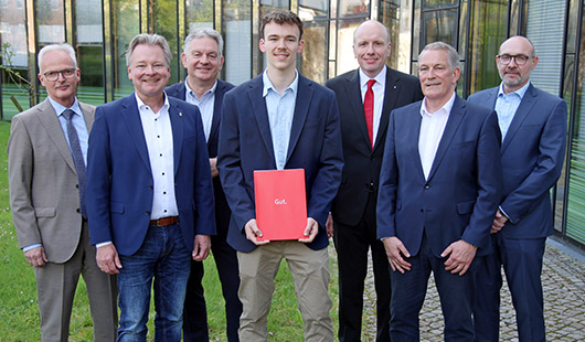 Linus Emmerich mit Vertretern der Stiftung Oberhausener Bürger (Foto: Stadtsparkasse Oberhausen)