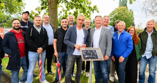 Oberbürgermeister Thorsten Berg präsentierte zusammen mit Markus Uhlig, Vorstandsvorsitzender von Rot-Weiß Oberhausen, die historische Wander- und Bilderroute sowie das Graffito am Stadion Niederrhein. (Stadt Oberhausen/Tom Thöne)