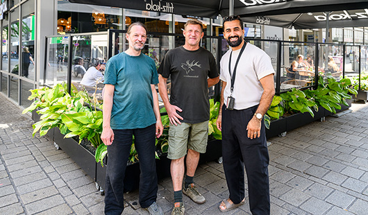 Micha Fedrowitz vom Stadtteilmanagement Brückenschlag, Piet Emmel, 2. Vorsitzender des Vereins CityO-Management, und Cihan Bilik vom Tropical-Café. (Foto: Stadt Oberhausen/Tom Thöne)