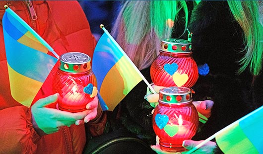 Ukraine-Fahnen und Teelichter (Foto: Stadt Oberhausen/Tom Thöne)