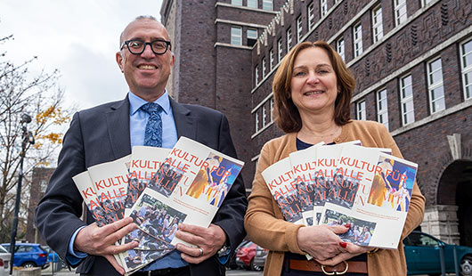 Kulturdezernent Apostolos Tsalastras und Desbina Kallinikidou vom Büro für Interkultur mit der druckfrischen Ausgabe des Magazins „Kultur für alle – Kultur mit allen“. (Fotos: Stadt Oberhausen/Tom Thöne)