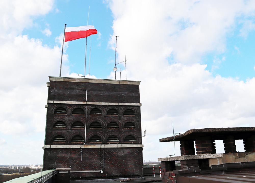 polnische Flagge auf dem Rathaus