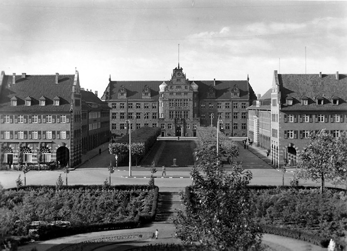 Historische Aufnahme von Friedensplatz und Amtsgericht