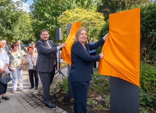 Bundestagspräsidentin Bas und Oberbürgermeister Schranz enthüllten neben der Figur der „Trauernden“ an der Gedenkhalle vier Tafeln
