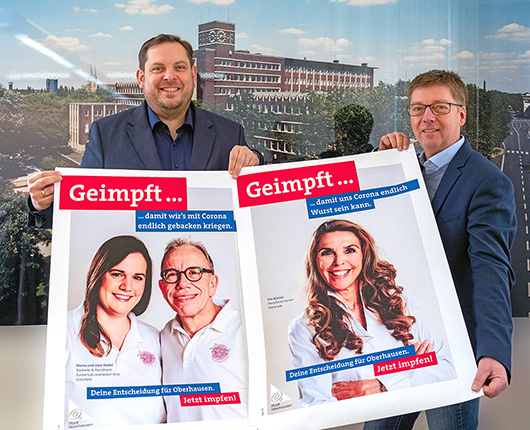 Oberbürgermeister Daniel Schranz (li.) und Krisenstabsleiter Michael Jehn mit Plakatmotiven. (Foto: Stadt Oberhausen/Tom Thöne)