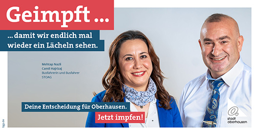 Plakat zur Impfkampagne mit zwei STOAG-MItarbeitenden