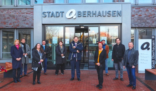 Vor dem neuen Sozialrathaus, v.li.: Britta Costecki (Gleichstellungsbeauftragte), Horst Kalthoff (SBO), Sonja Bongers (Vors. Sozialausschuss), Beigeordneter Michael Jehn, Ulrike Willing-Spielmann (stellv. Vors. Sozialausschuss), Oberbürgermeister Daniel Schranz, Felizitas Ißelmann (Personalrat), Beigeordneter Frank Motschull, Pierre Fischer (SBO) und Frank Bohnes (Bereichsleiter Soziales).