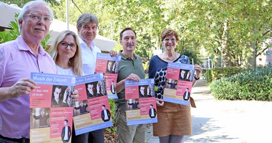 Sabine Bergforth (stellvertretende Leiterin Städtische Musikschule), Dirk Wittfeld (städtische Musikschule), Dirigent Professor Oliver Leo Schmidt, Marzena Holona (städtische Musikschule) und Bruno Zbick (Künstlerförderverein Oberhausen e.V.) präsentieren das Konzertplakat