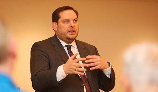 Oberbürgermeister Daniel Schranz stellt sich beim Bürgerdialog den Fragen und der Kritik der Oberhausenerinnen und Oberhausener. Foto: Stadt Oberhausen / Carsten Walden