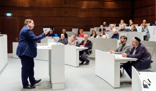 Oberbürgermeister Daniel Schhranz begrüßt die Gäste im Ratssaal.
