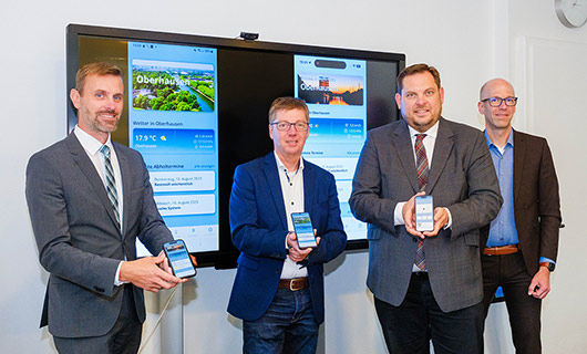 Boris van Benthem (CIO IT), Beigeordneter Michael Jehn, Oberbürgermeister Daniel Schranz und Hendrik Wächter (Projektmanager IT) präsentieren die Oberhausen App