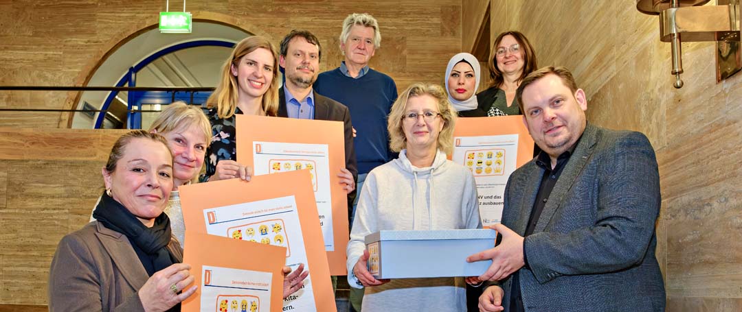 Vertreter/innen des Netzwerkes Interkulturelles Lernen übergeben Oberbürgermeister Daniel Schranz die Postkartenaktion