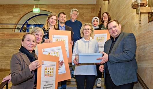 Vertreter/innen des Netzwerkes Interkulturelles Lernen übergeben OB Daniel Schranz die Postkarten