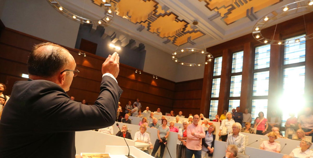 Frisch sanierter Ratssaal mit seiner einzigartigen Art-Déco-Decke