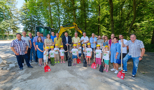 Vertreter der Stadt erhalten die Dankesurkunde als Host-Town