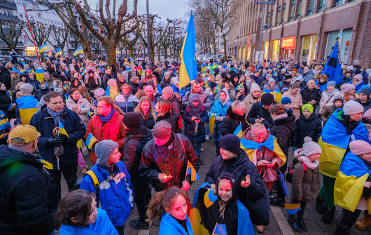 Hunderte Oberhausenerinnen und Oberhausener kamen zum Saporishja-Platz, um ihre Solidarität mit den Menschen aus und in der Ukraine sichtbar zu machen. Foto: Stadt Oberhausen / Tom Thöne