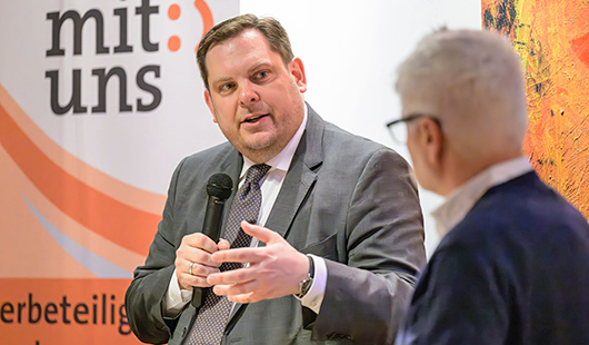 Oberbürgermeister Daniel Schranz im Dialog mit Moderator Norbert Lamb. Foto: Stadt Oberhausen/Tom Thöne