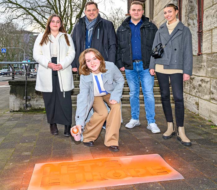 Oberbürgermeister Daniel Schranz mit (v.l.) Konstantina Leivadioti und Felicia Bulat vom Jugendparlament sowie Tom Didelot und Xenia Soballa vom Wahlamt bei der Aktion