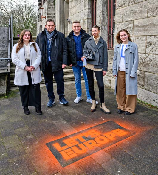 Oberbürgermeister Daniel Schranz mit (v.l.) Konstantina Leivadioti vom Jugendparlament, Tom Didelot und Xenia Soballa vom Wahlamt sowie Felicia Bulat (Jugendparlament) bei der Aktion