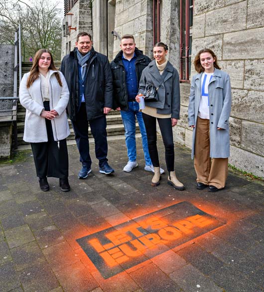 Oberbürgermeister Daniel Schranz mit (v.l.) Konstantina Leivadioti vom Jugendparlament, Tom Didelot und Xenia Soballa vom Wahlamt sowie Felicia Bulat (Jugendparlament) bei der Aktion