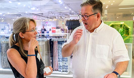Auch Bürgermeister Werner Nakot nutzte die Gelegenheit zur Typisierung für eine mögliche Stammzellspende. (Foto: Stadt Oberhausen/Tom Thöne)