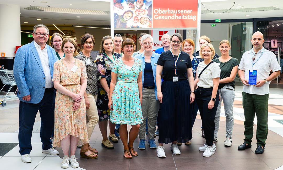 Vertreterinnen und Vertreter des Oberhausener Gesundheitsnetzwerks mit Bürgermeister Werner Nakot (l.). (Foto: Stadt Oberhausen/Tom Thöne)