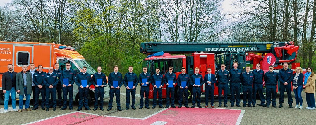 Zehn Brandmeisteranwärter und eine Brandmeisteranwärterin haben ihre Ernennungsurkunden erhalten.