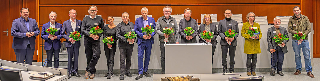 Alle preisträgerinnen und Preisträger der Auszeichnung Baukultur Oberhausen mit Oberbürgermeister Daniel Schranz (l.), Laudator Prf. Dr. Wolfgang Sonn (2.v.l.) und dem Referenten Heiner Farwick beim Festakt.