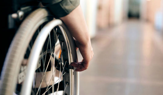 Mensch im Rollstuhl (Foto: Pexels.com/Marcus Aurelius)