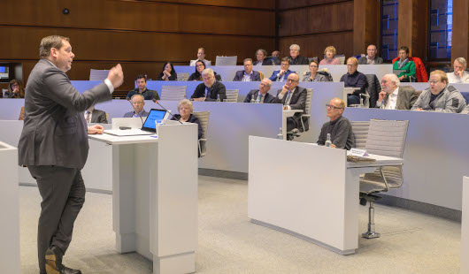 Foto von der ersten Veranstaltung in der Reihe „Eine Frage des Vertrauens“, bei der Oberbürgermeister Daniel Schranz den ehemaligen Bundestagspräsidenten Professor Norbert Lammert im Ratssaal begrüßte. (Foto: Stadt Oberhausen/Tom Thöne)