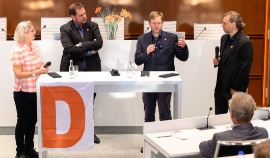 Diskussion über den Zustand der Demokratie in NRW: Prof. Andreas Blätte (2.v.r.) und Oberbürgermeister Daniel Schranz (2.v.l.) mit Moderatorin Barbara Kröger und Moderator Matthias Ruschke. (Foto: Stadt Oberhausen/Tom Thöne)
