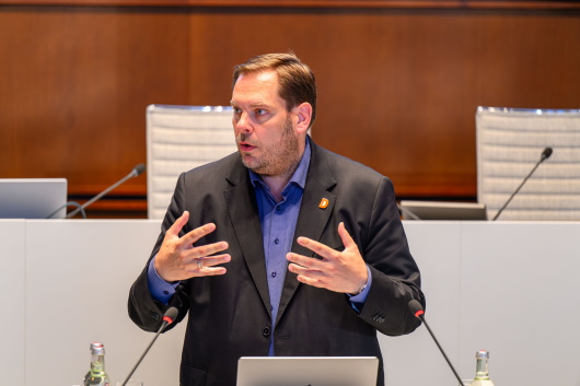 Oberbürgermeister Daniel Schranz eröffnete die Woche der Demokratie im Ratssaal. (Foto: Stadt Oberhausen/Tom Thöne)