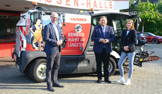 Andreas Kußel, kaufmännischer Geschäftsführer der WBO, Oberbürgermeister Daniel Schranz und Julia Hadrossek, operative Geschäftsführerin der WBO, (von links nach rechts) haben die Erweiterung der Straßenreinigung vereinbart. Foto: Stadt Oberhausen/Tom Thö